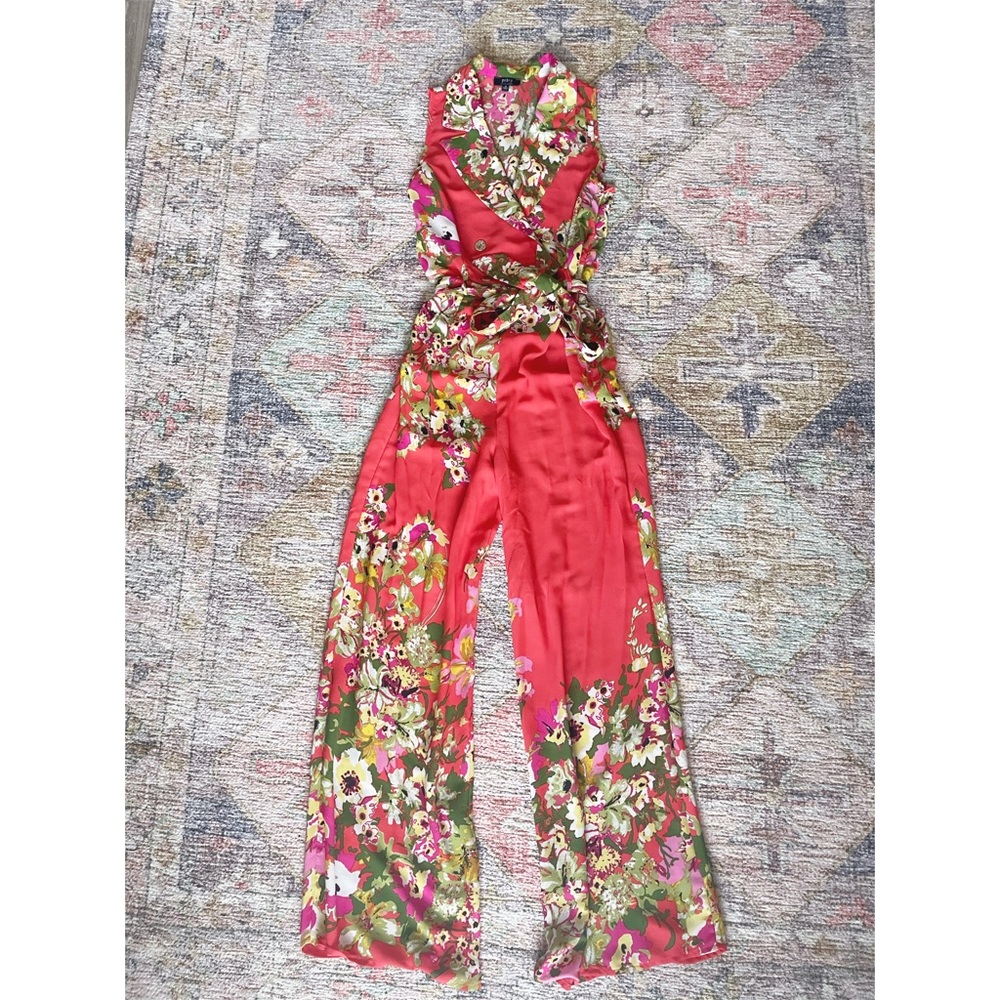 Privy Floral Jumpsuit! Size: M